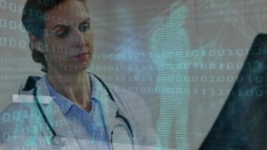 Kafkas kadın doktor üzerinde veri işleme animasyonu. Küresel tıp ve dijital arayüz kavramı dijital olarak oluşturulmuş video.