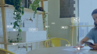 Sosyal medya ikonlarının iş kadınlarının ofiste çalışmasıyla ilgili animasyonu. Küresel iş, finans ve veri işleme kavramı dijital olarak oluşturulmuş video.