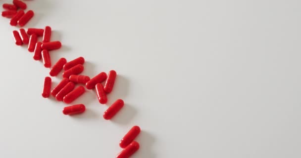 Βίντεο Από Λευκό Κουτί Χάπι Χύνεται Κόκκινο Χάπια Λευκό Φόντο — Αρχείο Βίντεο