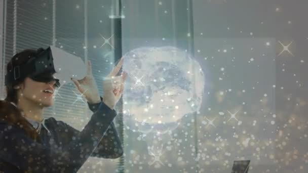 Анімація Глобусу Мережевих Язків Над Бізнесменом Гарнітурі Глобальні Мережеві Єднання — стокове відео