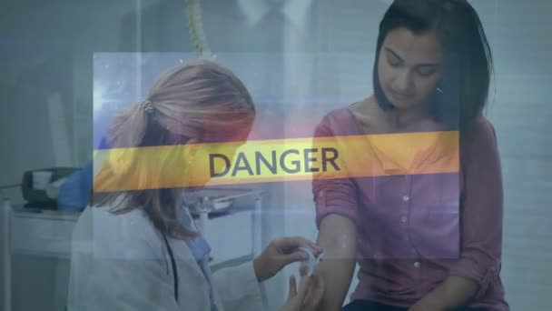 Animering Covid Virus Databehandling Över Kvinnlig Läkare Med Patient Global — Stockvideo