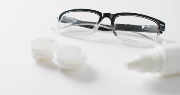 Video Kacamata Lensa Kontak Dan Lensa Solusi Pada Latar Belakang — Stok Video