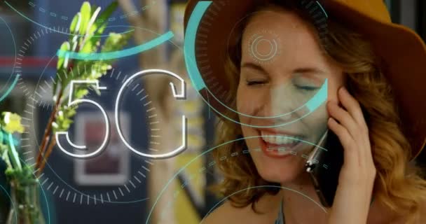 用5克的文字和圆形扫描仪对在咖啡店用智能手机说话的高加索女人进行动画 全球联网和商业技术概念 — 图库视频影像