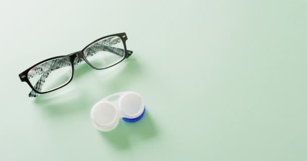 Video Sepasang Kacamata Dan Kasus Lensa Kontak Dengan Latar Belakang — Stok Video