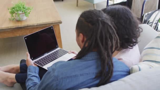 Animação Ficar Casa Texto Sobre Casal Biracial Usando Laptop Estilo — Vídeo de Stock