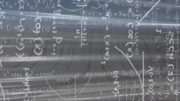 灰色の背景に数学方程式のアニメーション グローバルサイエンス コンピューティング データ処理の概念デジタル生成ビデオ — ストック動画
