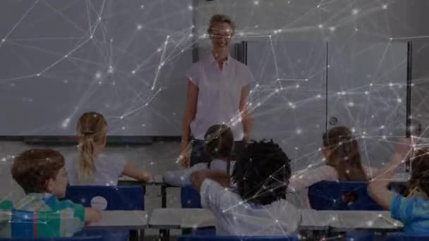通过高加索女教师向学生提问来激发联系网络 全球联网和教育技术概念 — 图库视频影像