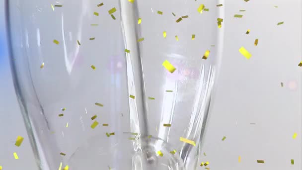 Animación Confeti Oro Sobre Cerveza Vertiendo Vidrio Luz Azul Sobre — Vídeos de Stock