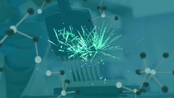 Animatie Van Gelukkig Nieuwjaar Tekst Vuurwerk Nucleotiden Bijgesneden Handen Vullen — Stockvideo
