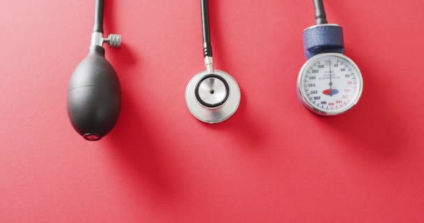 Video Stetoskopu Sfygmomanometrem Červeném Pozadí Kopírovacím Prostorem Zdravotní Služby Zdravotní — Stock video
