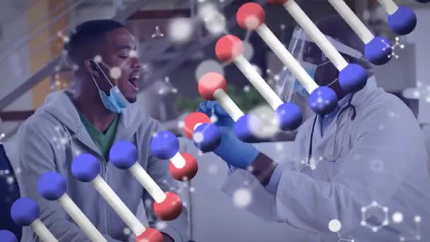 アフリカ系アメリカ人医師や患者に対するDna鎖や分子のアニメーション グローバル医療 デジタルインターフェースの概念デジタル生成されたビデオ — ストック動画