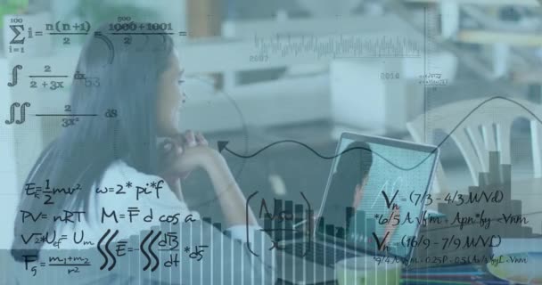 Animering Matematiska Ekvationer Över Biracial Affärskvinna Med Bärbar Dator Globalt — Stockvideo