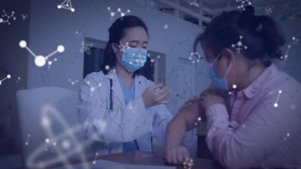 Animation Von Molekülen Über Dem Asiatischen Arzt Und Patienten Globale — Stockvideo
