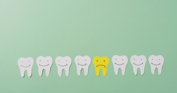 Відео Усміхнених Білих Зубів Одного Сумного Жовтого Зуба Зеленому Тлі — стокове відео