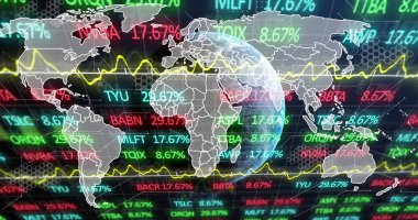 Kara zemin üzerinde dünya haritası ve küresi olan borsa ve veri işleme görüntüsü. Küresel finansman, iş ve dijital arayüz kavramı dijital olarak oluşturulmuş görüntü.