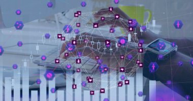 Finansal veri işleme resmi, borsa işaretleyicileri, bilgisayar klavyesinde yazan kişi üzerinde arayüz simgeleriyle bağlantı ağı. Küresel ağ konsepti dijital bileşimi.