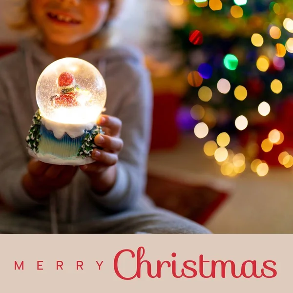 Kompozyt Świąteczne Pozdrowienia Tekst Nad Dziewczyną Gospodarstwa Boże Narodzenie Śnieżnej — Zdjęcie stockowe