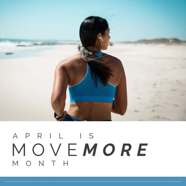 ビーチで運動をより多くの月のテキストと女性の構成 より多くの月 アクティブで健康的なライフスタイルのコンセプトを移動 — ストック写真