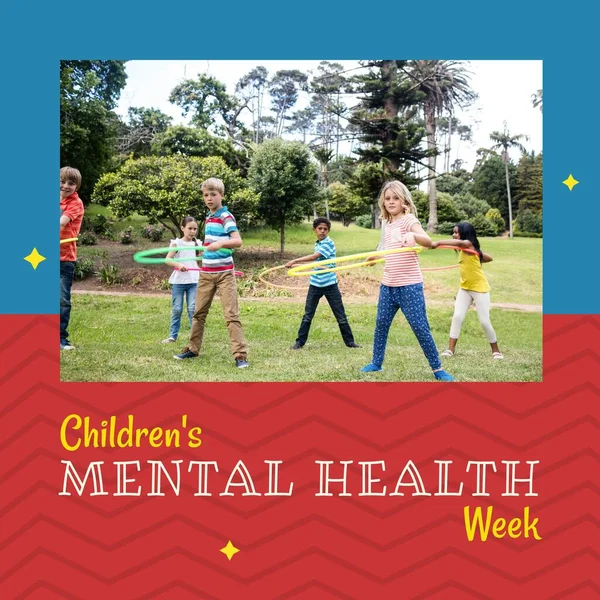 公園で遊んでいる子供たちの精神保健週間のテキストと子供たちの構成 子供の心の健康の週 小児期と精神的な健康意識の概念は デジタル画像を生成 — ストック写真