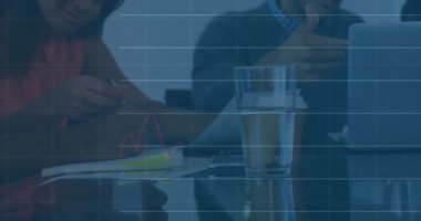 Toplantıda tartışan çok ırklı iş arkadaşlarıyla ilgili grafiklerin ve artan sayıların canlandırılması. Dijital bileşik, çoklu pozlama, rapor, dizüstü bilgisayar, takım çalışması, büyüme, iletişim ve iş dünyası.