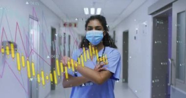 Afro-Amerikan kadın doktor üzerinde veri işleme animasyonu. Küresel tıp, sağlık ve dijital arayüz kavramı dijital olarak üretilen video