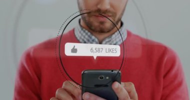 Kafkasyalı mutlu adam üzerinde cep telefonu kullanarak daireler çizen ikon gibi bir animasyon. Dijital kompozit, çoklu pozlama, sosyal medya, soyut ve teknoloji kavramı.