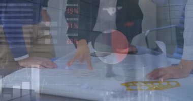 Spor salonundaki çeşitli basketbol oyuncuları üzerinde veri işleme animasyonu. Küresel iş veri işleme ve dijital arayüz konsepti dijital olarak oluşturulmuş video.