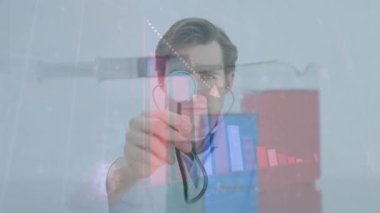 Erkek doktor üzerinde Coperid 19 virüs veri işleme animasyonu. Küresel covid 19 salgın, sağlık, hesaplama, bağlantılar ve veri işleme kavramı dijital olarak oluşturuldu.