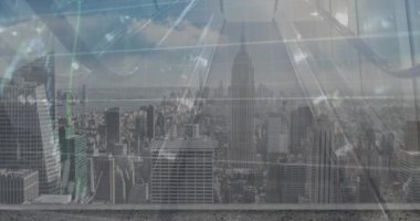Şehir manzarası üzerinde finansal veri işleme animasyonu. küresel iş, finans ve dijital arayüz kavramı dijital olarak oluşturulmuş video.