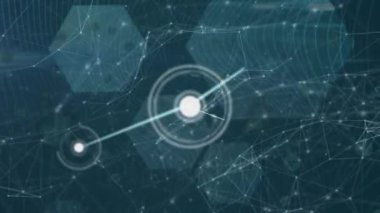 Altıgenler üzerinden ikonlar ve veri işleme ağları animasyonu. Küresel hesaplama, bağlantılar, ağlar ve veri işleme kavramı dijital olarak oluşturulmuş video.