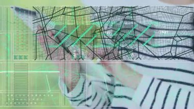 Tablet kullanan bir kadının veri işleme animasyonu. Küresel iş, hesaplama, bağlantılar ve dijital olarak oluşturulmuş video işleme kavramı.