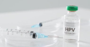 Hpv aşı şişesi ve şırıngaların fotokopi alanı olan videolarını kapat. Tıp, sağlık hizmetleri, sağlık hizmetleri ve sağlık farkındalığı kavramı.