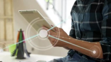 Evdeki dijital tableti kullanarak insanın orta bölümündeki bağlantı ağının animasyonu. Küresel ağ ve teknoloji kavramı