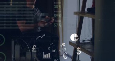 VR kulaklık kullanarak tekerlekli sandalyedeki engelli beyaz adam üzerinde veri işleme animasyonu. Küresel iş ve dijital arayüz kavramı dijital olarak oluşturulmuş video.