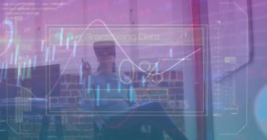 Ofiste VR kulaklık takan bir kadın hakkında veri işleme animasyonu. Bilgisayar arayüzü ve iş teknolojisi kavramı