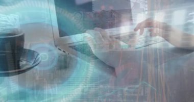 Dizüstü bilgisayar kullanan bir kadının finansal veri işleme animasyonu. Küresel hesaplama, iş, finans ve veri işleme kavramı dijital olarak oluşturulmuş video.