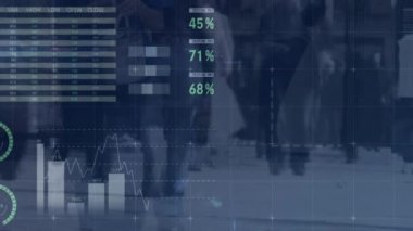 Yürüyen insanlar üzerinde veri işleme animasyonu. küresel iş ve dijital arayüz kavramı dijital olarak oluşturulmuş video.