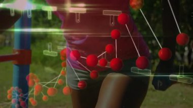 Afrika kökenli Amerikalı bir kadının egzersiz yapması üzerine DNA iplikçiklerinin ve veri işleme programının animasyonu. Küresel spor, sağlık ve dijital arayüz kavramı dijital olarak oluşturulmuş video.