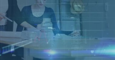 Ofisteki iş adamları üzerinde finansal veri işleme animasyonu. Küresel iş, finans, hesaplama, bağlantılar ve veri işleme kavramı dijital olarak oluşturulmuş video.