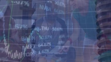 Grafiklerin animasyonu, ticaret kurulu, bina, çeşitli bayan koçların sarayda oyuncularla tartışması. Dijital bileşik, çoklu pozlama, yatırım, iletişim, spor, rekabet, basketbol.