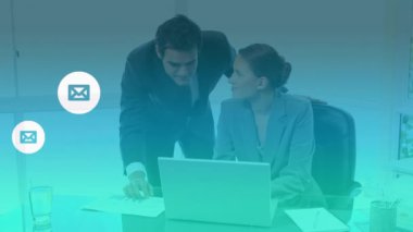 İş adamları üzerindeki simgelerle bağlantı ağının animasyonu. Dijital olarak oluşturulmuş küresel bağlantılar, iş, finans ve veri işleme kavramı.