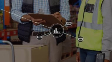 Depodaki çeşitli işçiler üzerindeki bağlantı ağının animasyonu. Küresel iş ve dijital arayüz kavramı dijital olarak oluşturulmuş video.