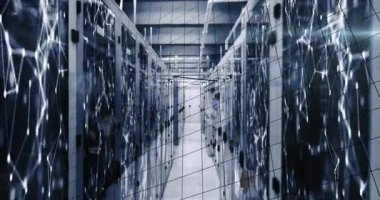 Matematiksel denklemlerin animasyonu ve sunucu odasındaki bağlantı ağının ekranları. Bilgisayar arayüzü ve iş veri depolama teknolojisi kavramı