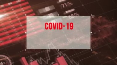 Veri işleme üzerinde covid-19 metin animasyonu ve siyah arkaplanda DNA ipliği. Küresel bilim, bilgisayar ve dijital arayüz kavramı dijital olarak oluşturulmuş video.
