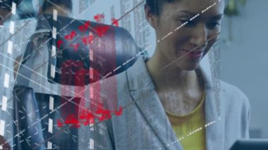 Akıllı telefon kullanarak iş kadınının numaralarının ve veri işleme işlemlerinin animasyonu. Küresel iş, finans ve veri işleme kavramı dijital olarak oluşturulmuş video.