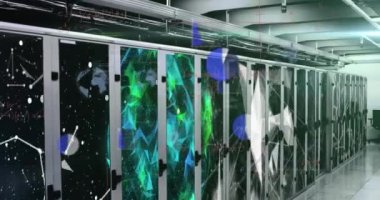 Sunucu odasında plexus ağlarına karşı veri işleme ve matematiksel denklemlerin animasyonu. Bilgisayar arayüzü ve iş veri depolama teknolojisi kavramı