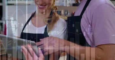 Tablet kullanılarak farklı insanların veri işleme animasyonu. Küresel teknoloji, bilgisayar ve dijital arayüz kavramı dijital olarak oluşturulmuş video.