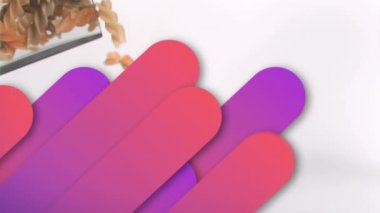 Beyaz arka planda makarna üzerine mor şekillerin animasyonu. Gıda ve içecek konsepti dijital olarak üretilen video.