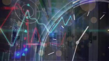 Saat ve dünya haritası üzerinde finansal veri işleme animasyonu. Küresel hesaplama, iş, finans ve veri işleme kavramı dijital olarak oluşturulmuş video.