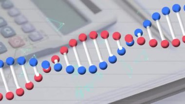 Hesap makinesi ve kalem üzerinde veri işleme ve DNA iplikçiklerinin animasyonu. Küresel iş ve dijital arayüz kavramı dijital olarak oluşturulmuş video.